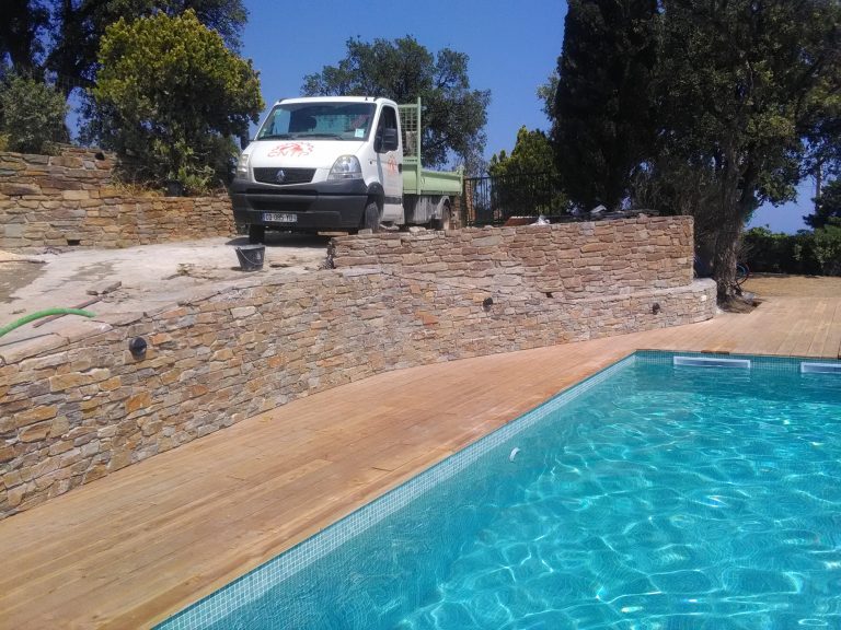 Plaquage en parement pierre.