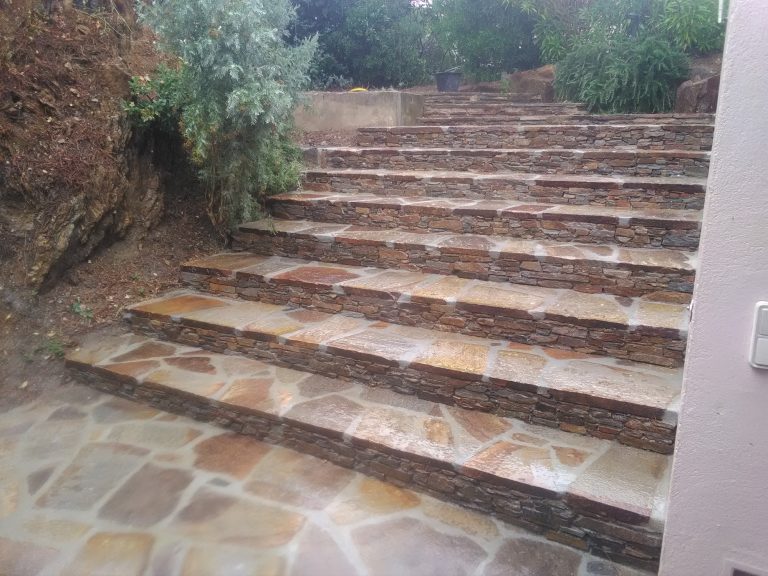 Habillage de marche en pierre de Gneiss.