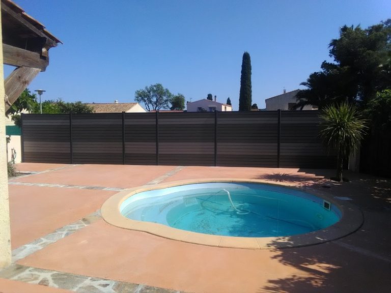 Béton coloré et clôture composite.